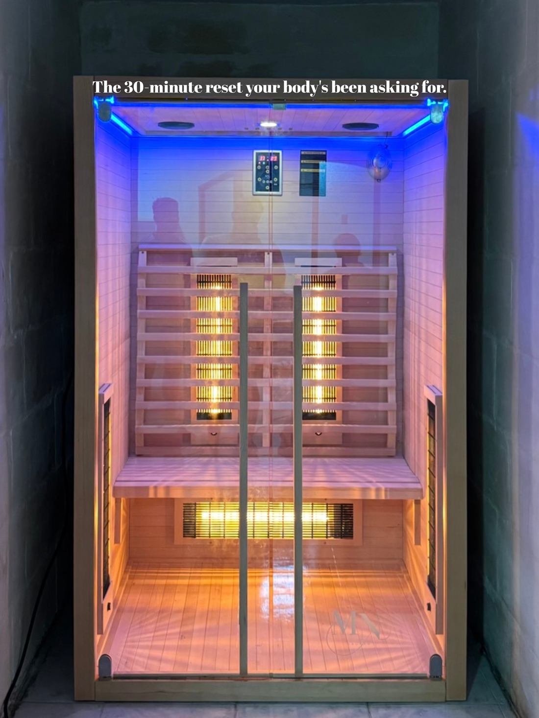 Anúncio de sauna de infravermelho iluminada, com o título 'The 30-minute reset your body's been asking for'