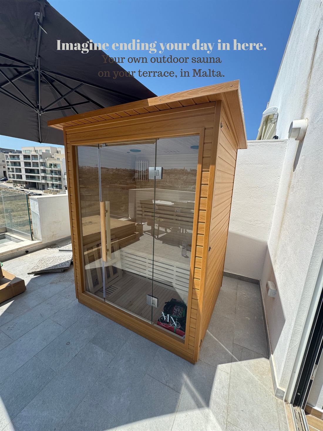 Anúncio de sauna externa instalada em terraço, com o título 'Imagine ending your day in here'